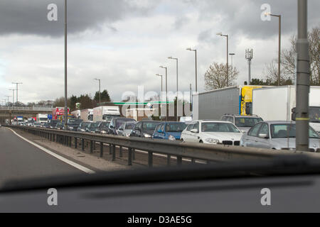 M1 Northamptonshire UK. 14. Februar 2013.  Ca. 1330.Crash zwischen einem Lieferwagen und einem Mercedes Car blockiert Autobahn M1 Southbound südlich der Watford Gap-Dienstleistungen. Autobahn zwischen Kreuzungen 18 16 geschlossen. Bildnachweis: Keith J Smith. / Live-Nachrichten Alamy Stockfoto