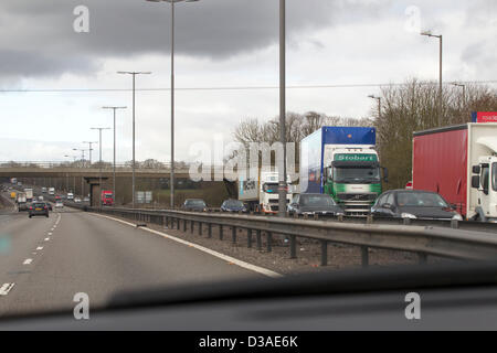 M1 Northamptonshire UK. 14. Februar 2013.  Ca. 1330.Crash zwischen einem Lieferwagen und einem Mercedes Car blockiert Autobahn M1 Southbound südlich der Watford Gap-Dienstleistungen. Autobahn zwischen Kreuzungen 18 16 geschlossen. Bildnachweis: Keith J Smith. / Live-Nachrichten Alamy Stockfoto