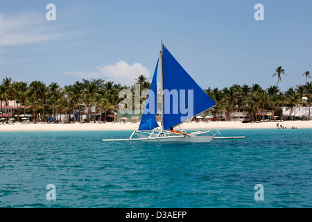 Traditionelle philippinische Boot in einer Bucht. Insel Boracay Stockfoto