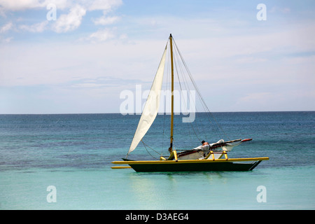 Traditionelle philippinische Boot in einer Bucht. Insel Boracay Stockfoto