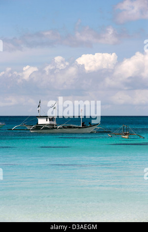 Traditionelle philippinische Boot in einer Bucht. Insel Boracay Stockfoto