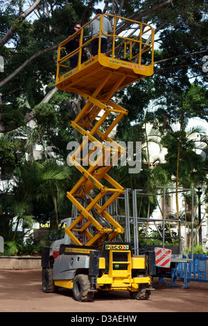 Arbeiter mit Hubarbeitsbühne in einem Park, Santa Cruz De Tenerife, Kanarische Inseln Stockfoto