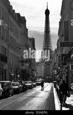 Der Eiffelturm aus das malerische Rue Saint-Dominique von Paris zu sehen. Stockfoto