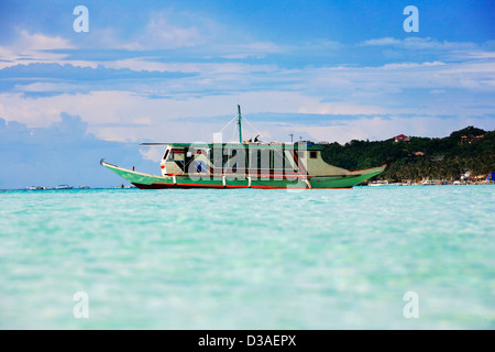 Traditionelle philippinische Boot in einer Bucht. Insel Boracay Stockfoto