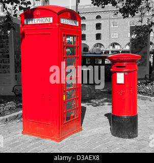 Eine traditionelle rote englische Telefonzelle und Briefkasten mit Hintergrund in schwarz / weiß Stockfoto