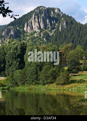 See und Felsen in der Nähe von Smolyan Stadt in Rhodopen, Bulgarien Stockfoto