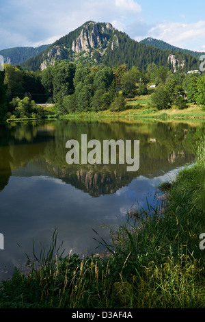 See und Felsen in der Nähe von Smolian Stadt, Rhodopen, Bulgarien in der Sommersaison Stockfoto