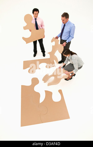 Geschäftsleute, die Montage puzzle Stockfoto