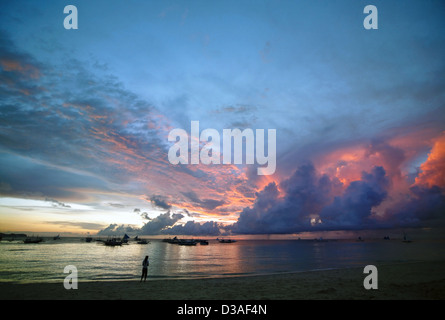 Treibenden Boot auf einen Sonnenuntergang auf einer tropischen Insel. Philippinen Stockfoto