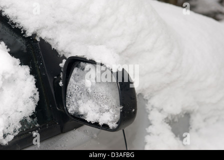 Nahaufnahme Detail der Außenspiegel bei einem Fahrzeug mit Schnee bedeckt Stockfoto