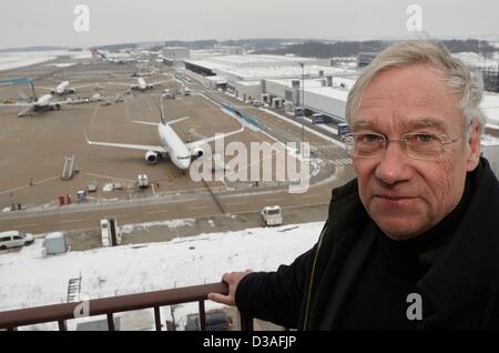 Heinz Rethage, neuer Geschäftsführer der Flughafen Frankfurt-Hahn, steht im Turm auf dem ehemaligen militärischen Flugfeld in Lautzenhausen, Deutschland, 14. Februar 2013. Die 61 Jahre alte will ein umfassendes Sanierungskonzept für den Flughafen in Defizit von der Sommerpause präsentieren. Foto: THOMAS FREY Stockfoto