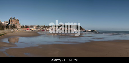Scarborough Südstrand-Blick in Richtung Burg Stockfoto