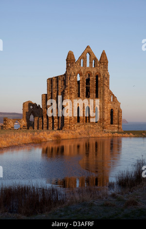 Whitby Abbey ist ein zerstörtes Benediktiner-Abtei mit Blick auf die Nordsee am East Cliff über Whitby in North Yorkshire, England. Stockfoto