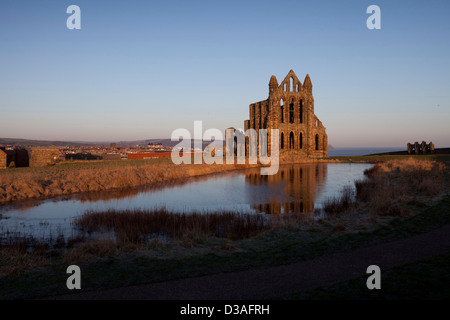 Whitby Abbey ist ein zerstörtes Benediktiner-Abtei mit Blick auf die Nordsee am East Cliff über Whitby in North Yorkshire, England. Stockfoto