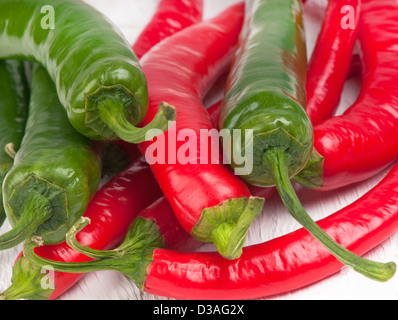 Makro von einem Haufen von roten und grünen hot chili Peppers. Stockfoto
