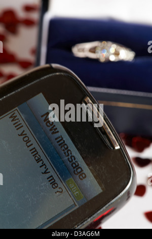 Willst du mich heiraten? -Text-Vorschlag mit Verlobungsring im Anschlag auf St Valentines Day schicken Stockfoto