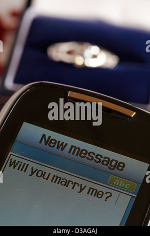 Willst du mich heiraten? -Text-Vorschlag mit Verlobungsring im Anschlag auf St Valentines Day schicken Stockfoto