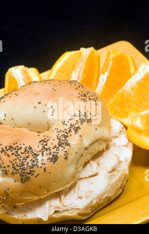 Mohn Bagel mit geräuchertem Lachs Sahne Schmelzkäse und frischen Navel-orange Stockfoto