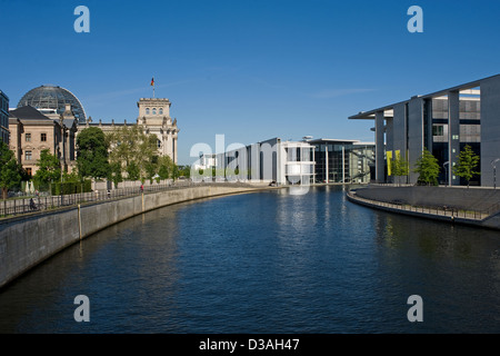 Berlin, Deutschland, die Spree und benachbarte Regierungsgebäude Stockfoto