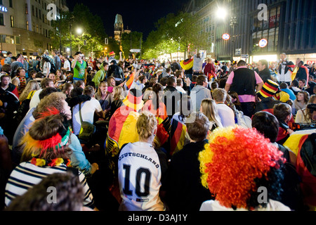 Berlin, Deutschland, Runde Fußball-Fans auf dem Kurfürstendamm nach der vorläufigen Sieg für Deutschland Stockfoto