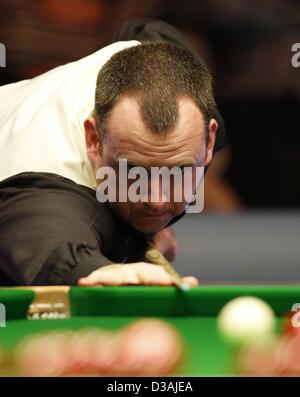 13.02.2013. Newport, Gwent, Wales Mark Williams von Wales während der Runde der letzten 32 in 2013 Waliser Snooker Open in Newport Centre in Newport, South Wales Stockfoto