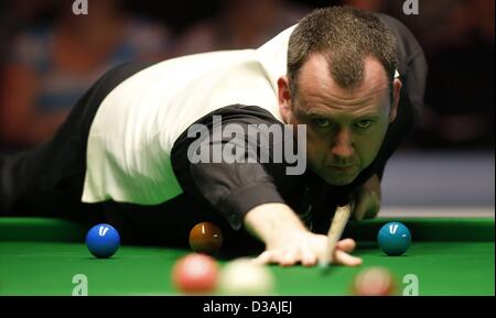 13.02.2013. Newport, Gwent, Wales Mark Williams von Wales während der Runde der letzten 32 in 2013 Waliser Snooker Open in Newport Centre in Newport, South Wales Stockfoto