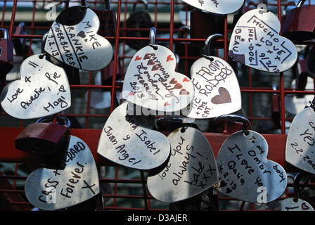 London, UK. 14. Februar 2013. British Heart Foundation Love Installation zum Valentinstag im Covent Garden in London als Teil des britischen Herz Monat. Die Installation ermöglicht wahre Romantiker, Botschaften der Liebe auf Metall Herzformen an eine riesige Liebe Wort zu schreiben. Paul Brown/Alamy Kredit Live-Nachrichten Stockfoto