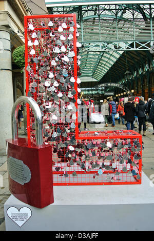 London, UK. 14. Februar 2013. British Heart Foundation Love Installation zum Valentinstag im Covent Garden in London als Teil des britischen Herz Monat. Die Installation ermöglicht wahre Romantiker, Botschaften der Liebe auf Metall Herzformen an eine riesige Liebe Wort zu schreiben. Paul Brown/Alamy Kredit Live-Nachrichten Stockfoto