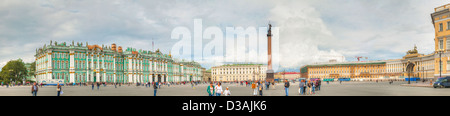 Alexander Column auf dem Schlossplatz (Dwortsowaja) in St. Petersburg, Russland am 25. August 2012 mit Touristen. Stockfoto