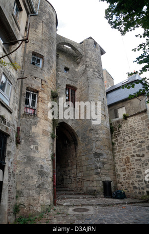 Die Porte des Chenizelles, ein Tor in der Burg Stadtmauer erbaut 1200 in Laon, Aisne, Picardie, Frankreich. Stockfoto