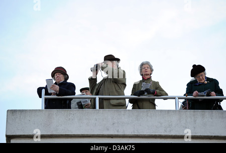 Menschen sehen die Rennen beim Cheltenham Festival, ein jährliches Pferderennen Fixpunkt im Südwesten Englands Stockfoto