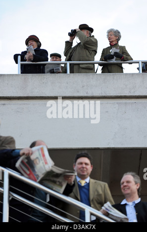 Menschen sehen die Rennen beim Cheltenham Festival, ein jährliches Pferderennen Fixpunkt im Südwesten Englands Stockfoto