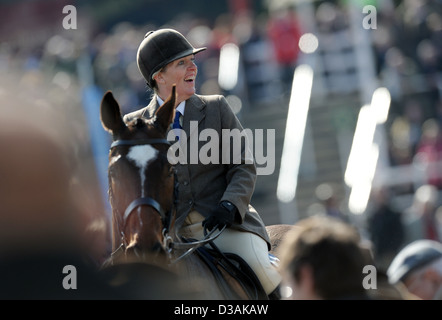 Menschen sehen die Rennen beim Cheltenham Festival, ein jährliches Pferderennen Fixpunkt im Südwesten Englands Stockfoto