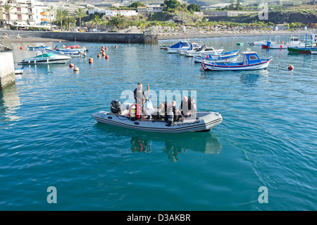 Taucher, die immer bereit zu gehen auf einem Tauchgang verlassen des Hafens in einer Rippe, halb steifen aufblasbaren Boot, Playa San Juan, Teneriffa, Stockfoto