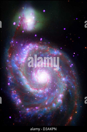 Das Chandra X-ray Observatory der NASA hat ein detailliertes Bild der M51 aufgenommen, auch bekannt als Whirlpool Galaxy. Diese atemberaubende Spiralgalaxie befindet sich etwa 23 Millionen Lichtjahre von der Erde entfernt im Sternbild Canes Venatici. Das Bild zeigt die komplizierten Strukturen und Dynamiken innerhalb der Galaxie, einschließlich Regionen aktiver Sternentstehung und Aktivität Schwarzer Löcher. Stockfoto
