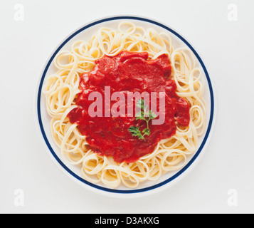 heiße Teller Spaghetti mit Tomatensauce von oben gesehen Stockfoto