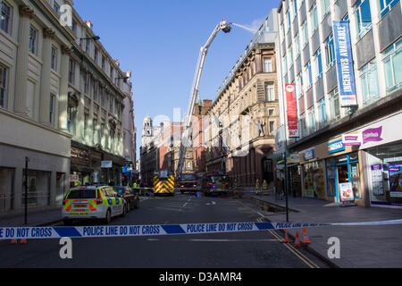 Liverpool, Vereinigtes Königreich. 14. Februar 2013. Feuerwehrleute waren heute Nachmittag gegen ein Feuer in der Beatles-Thema Hard Days Night Hotel im Stadtzentrum von Liverpool. Das Hotel wurde evakuiert, als ein Feuer auf der fünften Etage auf ca. 13:00 ausbrach.  John Nordstraße, die unmittelbar vor dem Hotel ist besiegelt ausgeschaltet, während Feuerwehrleute das Feuer bekämpft der um ca. 14:30 unter Kontrolle gebracht wurde. Feuer-Besatzungen waren noch am Unfallort an 17:00 heute Abend. Kredit Christopher Middleton/Alamy Live-Nachrichten Stockfoto