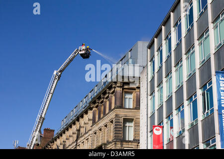 Liverpool, Vereinigtes Königreich. 14. Februar 2013. Feuerwehrleute waren heute Nachmittag gegen ein Feuer in der Beatles-Thema Hard Days Night Hotel im Stadtzentrum von Liverpool. Das Hotel wurde evakuiert, als ein Feuer auf der fünften Etage auf ca. 13:00 ausbrach.  John Nordstraße, die unmittelbar vor dem Hotel ist besiegelt ausgeschaltet, während Feuerwehrleute das Feuer bekämpft der um ca. 14:30 unter Kontrolle gebracht wurde. Feuer-Besatzungen waren noch am Unfallort an 17:00 heute Abend. Stockfoto