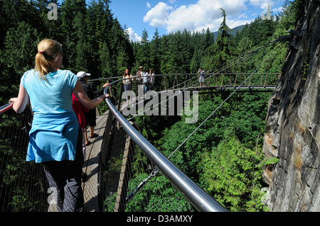 Touristen auf den Cliffwalk am Capilano Suspension Bridge Park Vancouver freitragend abgehängte Gehweg Nervenkitzel hoch Höhe Stockfoto