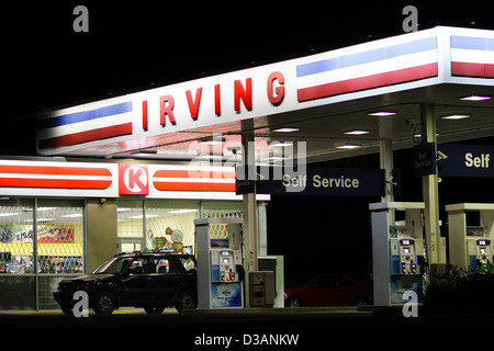 Ein Irving Tankstelle befindet sich in Baddeck, Nova Scotia. Stockfoto