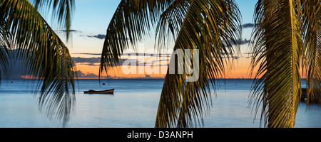 Einsames Boot At Sunset, Stadt von Saint-Pierre, Martinique, Frankreich Stockfoto