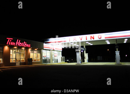 Eine Tankstelle Irving verbunden zu einem Tim Hortons Restaurant in Baddeck, Nova Scotia. Stockfoto