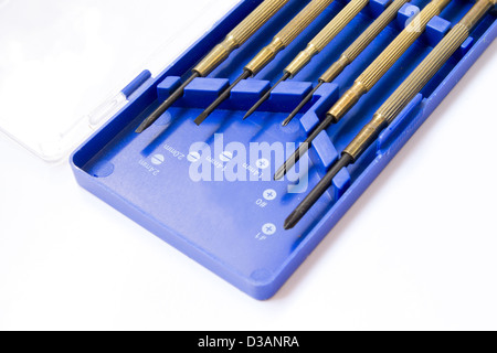 Schraubenset Fahrer über isoliert auf weißem Hintergrund Stockfoto