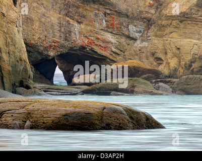 Strand mit Bogen und Licht des Schiffes in Bogen am Teufels Punchbowl State Natural Area. Oregon Stockfoto