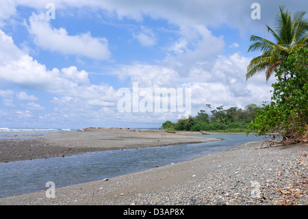 Sirena-Fluss und Mündung zum Pazifischen Ozean auf der Halbinsel osa im Corcovado Nationalpark in Costa rica Stockfoto