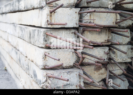 Vorderen und seitlichen Blick auf konkrete Pol Haufen am Boden Stockfoto