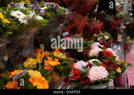 London, UK, 14. Februar 2013. Blumenladen am Bahnhof Marylebone tun einen schwunghaften Handel als Pendler Warteschlange zum Valentinstag Blumen für kaufen Ihren lieben auf dem Heimweg. Bildnachweis: Martyn Wheatley/Alamy Live-Nachrichten Stockfoto