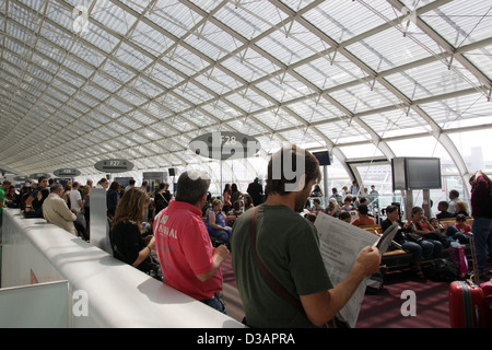 Paris, Frankreich, wartenden Besucher nach Charles de Gaulle Airport fliegen Stockfoto