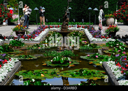 Italienischer Garten Abschnitt Bereich Butchart Gardens Brentwood Bay Victoria British Columbia Kanada Teich Wasserspiel Kreuz geformt Stockfoto