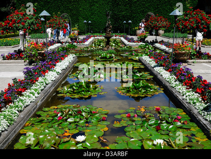 Italienischer Garten Abschnitt Bereich Butchart Gardens Brentwood Bay Victoria British Columbia Kanada Teich Wasserspiel Kreuz geformt Stockfoto